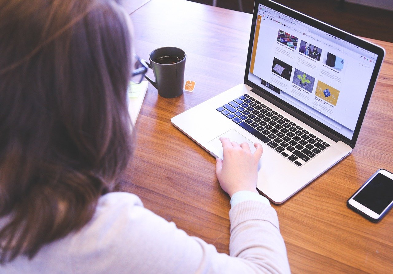 mujer viendo un sitio web